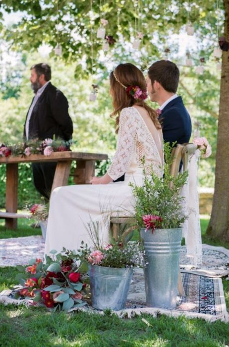 Imagen de una boda sencilla en el campo. 