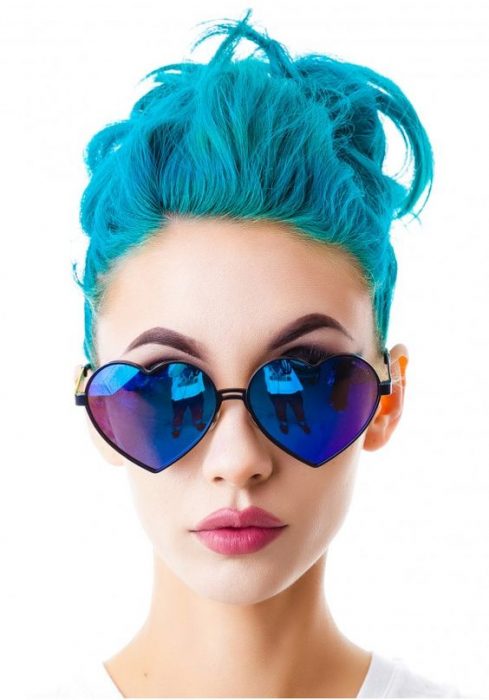 Mujer con lentes de corazón azules. 