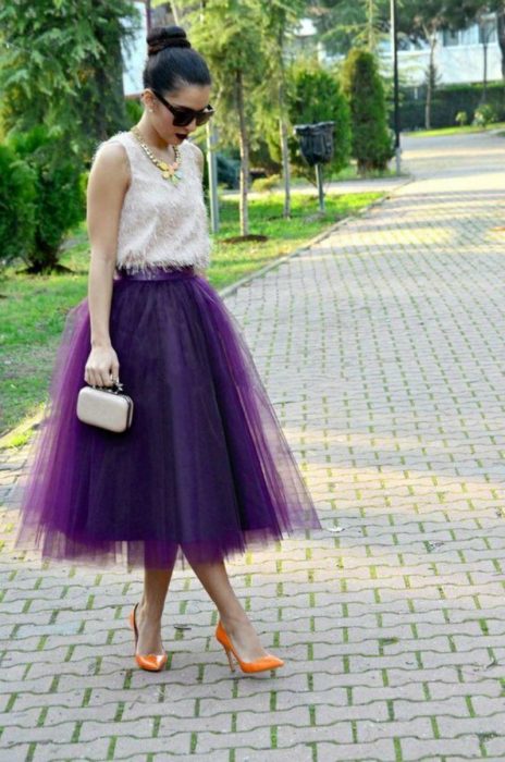 mujer con falda de tull morado y tacones 