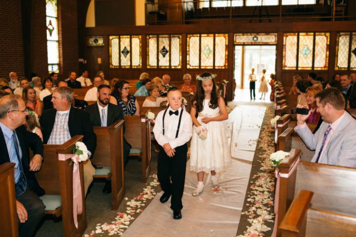 niños entrando a iglesia en boda 