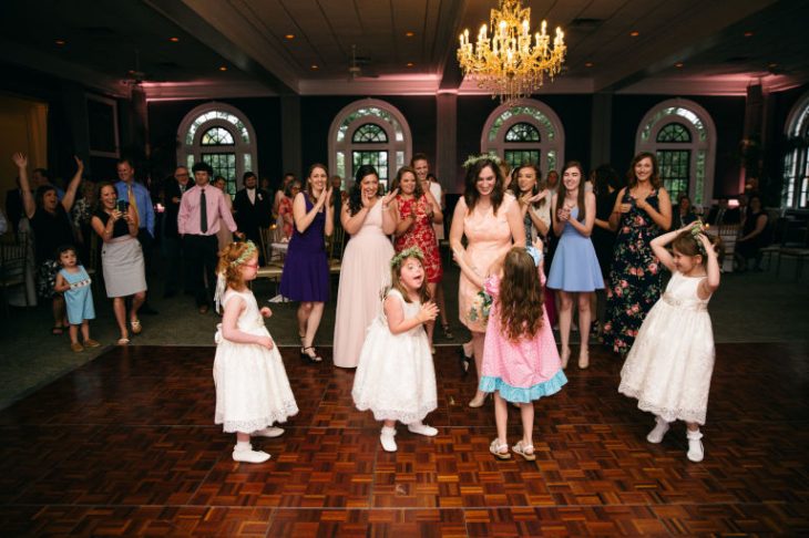 grupo de niños bailando en pista durante boda 