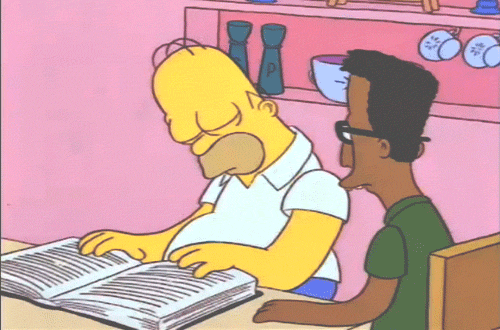 Homero dormido frente a su libreta, alguien intenta despertarlo. 