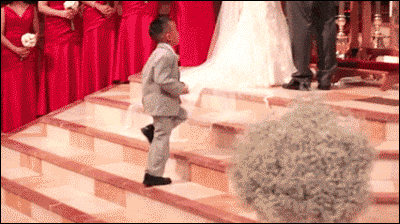 Niño atravesándose en una boda. 