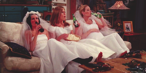 Gift de la serie friends. Tres novias bebiendo en un sillón. 