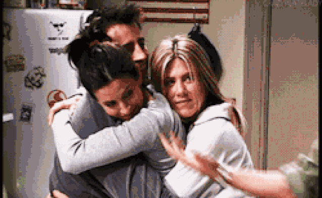 Escena de la serie Friends abrazándose. 