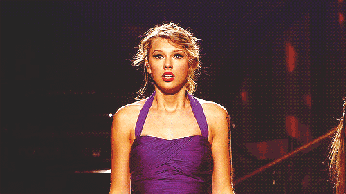 Taylor Swift con cara de susto. 