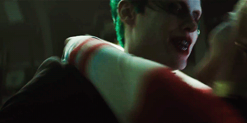 Harley y Joker besándose. 