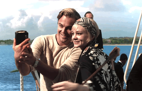 Di Caprio tomándose una selfie con una chica. 