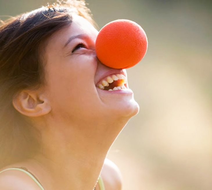 Chica con una nariz de payaso. 