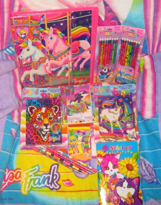 Colección de útiles Lisa Frank. 