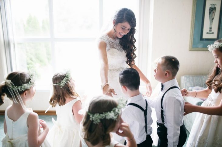 mujer con vestido de novia y niños 