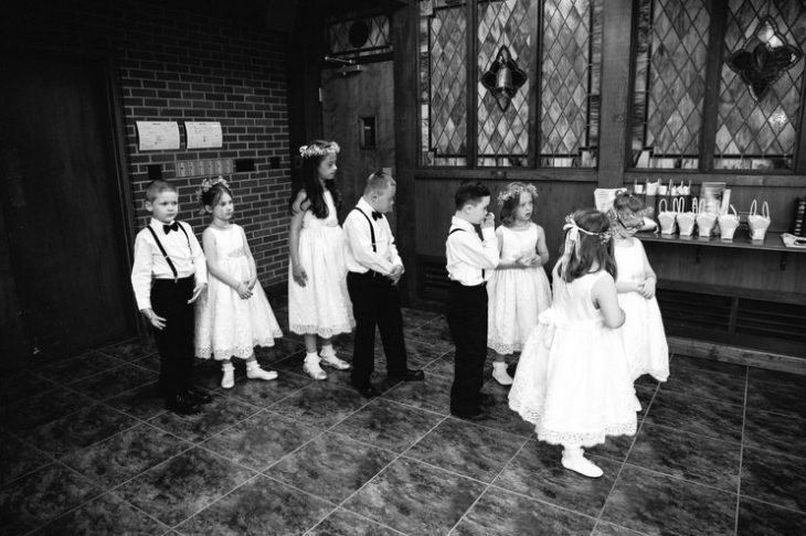 niños en un salon de iglesia 