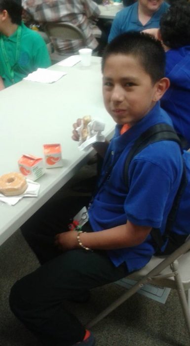 Niño comiendo donas durante un festival del día de las donas en texas Estados Unidos 