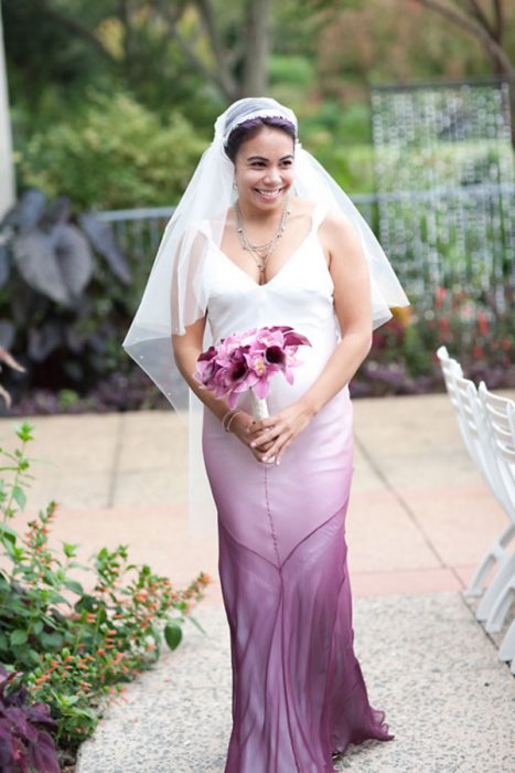 novia con vestido blanco y rosa deslavado