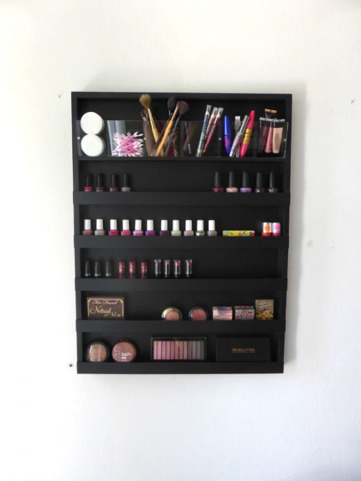 Organizador de maquillaje empotrado en la pared 