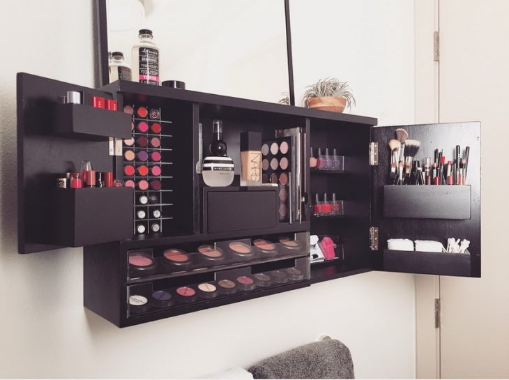 Organizador de maquillaje en la pared 