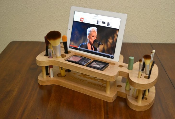 Organizador de maquillaje con un soporte para colocar el ipad 