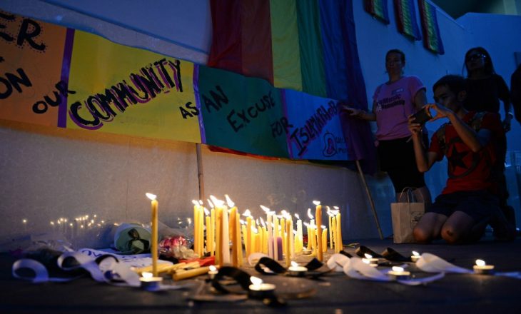 velas en la pared con banderas de arcoiris 