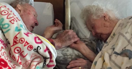 Pareja de ancianos toman sus manos hasta el último momento