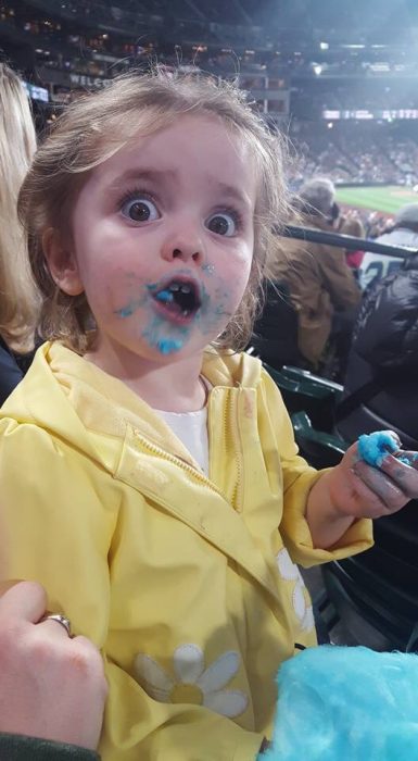 Beatrix hart comiendo algodón de azúcar. 