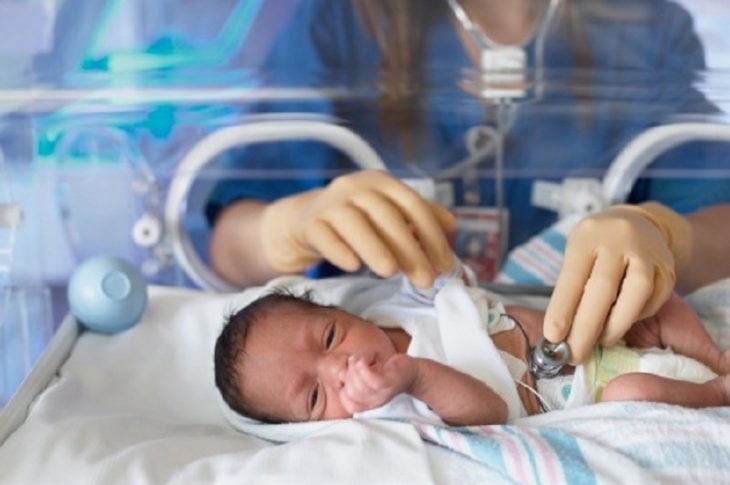bebe prematuro en incubadora 
