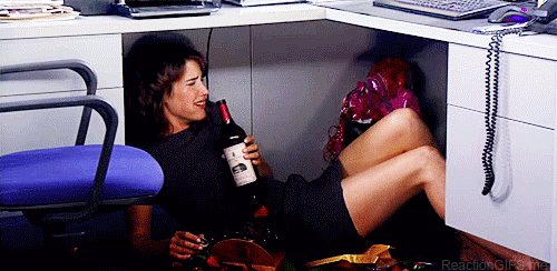 GIF chica bebiendo bajo el escritorio 