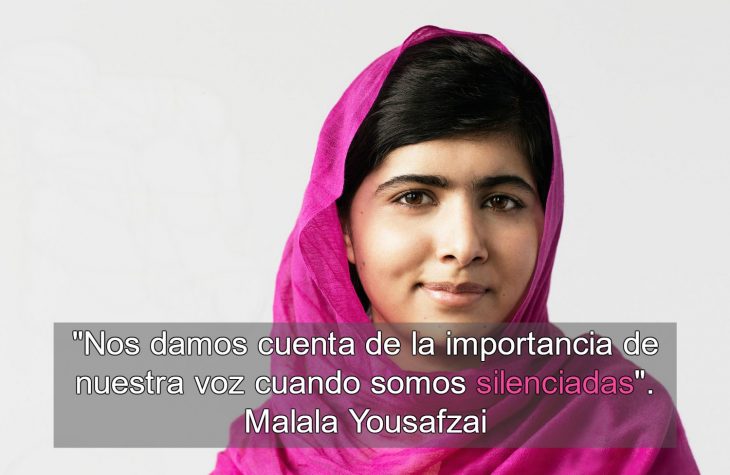 mujer con mascada rosa y frase feminista 