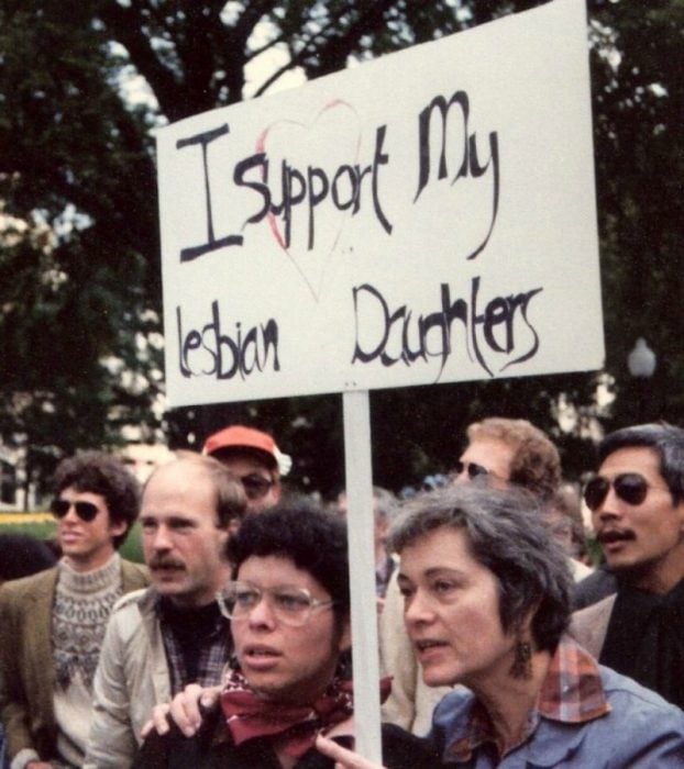 mujeres en manifestación con cartel 