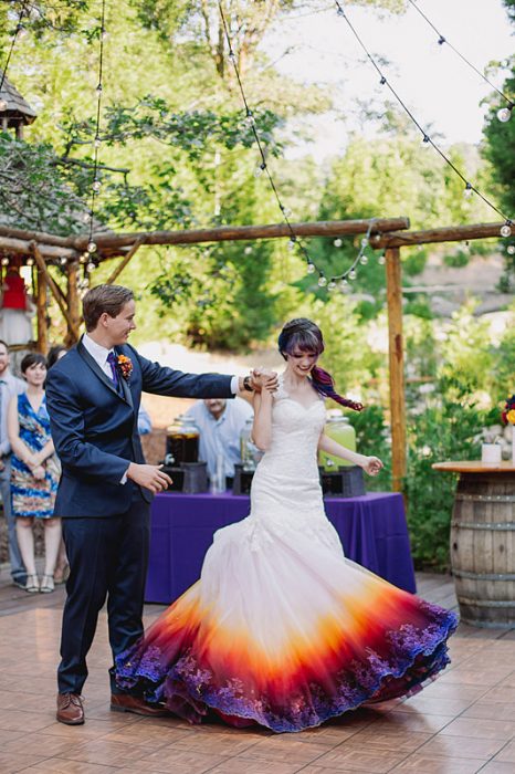 pareja bailando en boda vestido deslavado