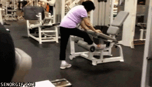 Mujer haciendo ejercicio de la forma incorrecta. 