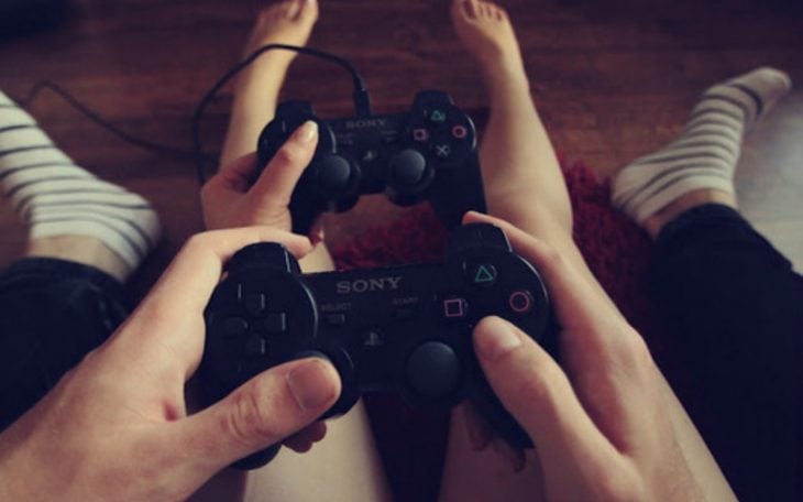 pareja jugando video juegos y controles de consola 