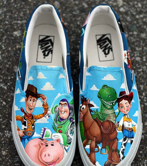 tenis de colores azules inspirados en toy story 