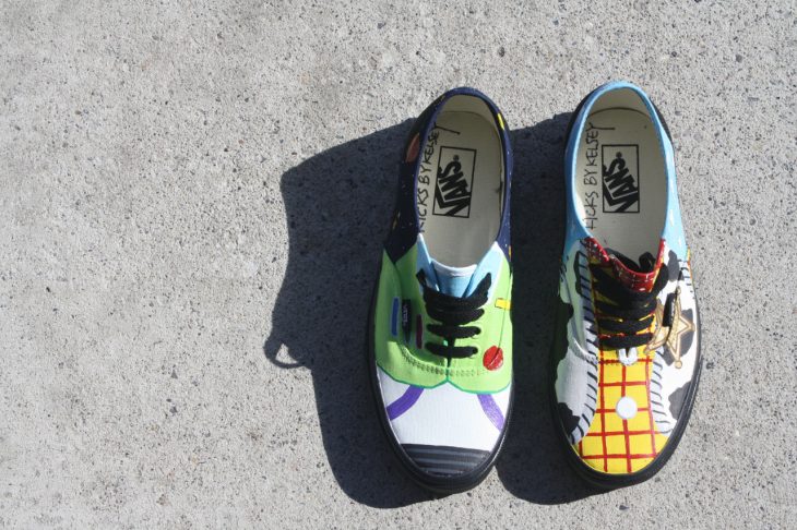 tenis vans de colores en el suelo inspirados en toy story 