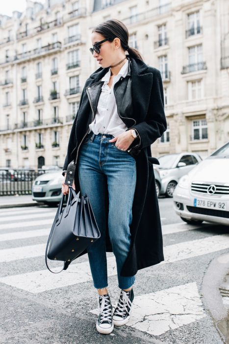 mujer con pantalon de mezclilla y tenis converse 