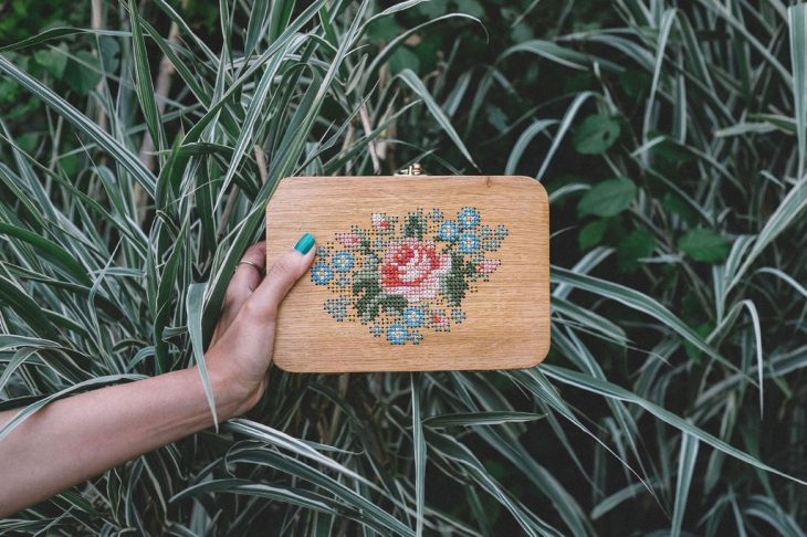 bolso de madera bordado con flores 