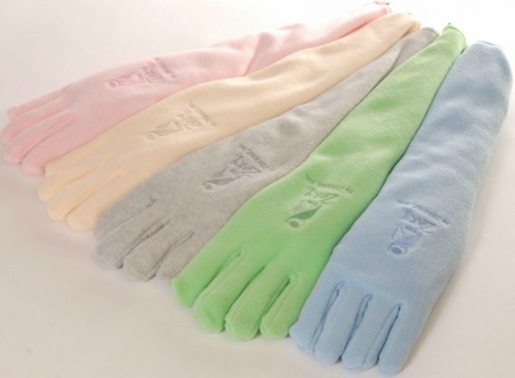 guantes de diferentes colores pastel 