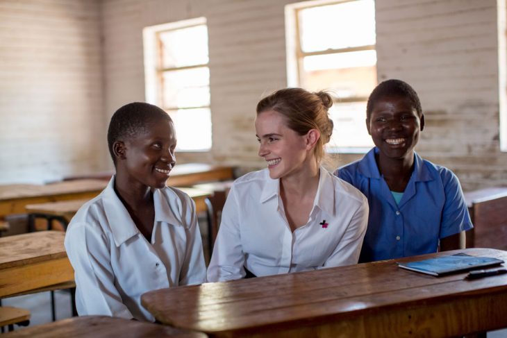 mujer rubia entre dos mujeres africanas 