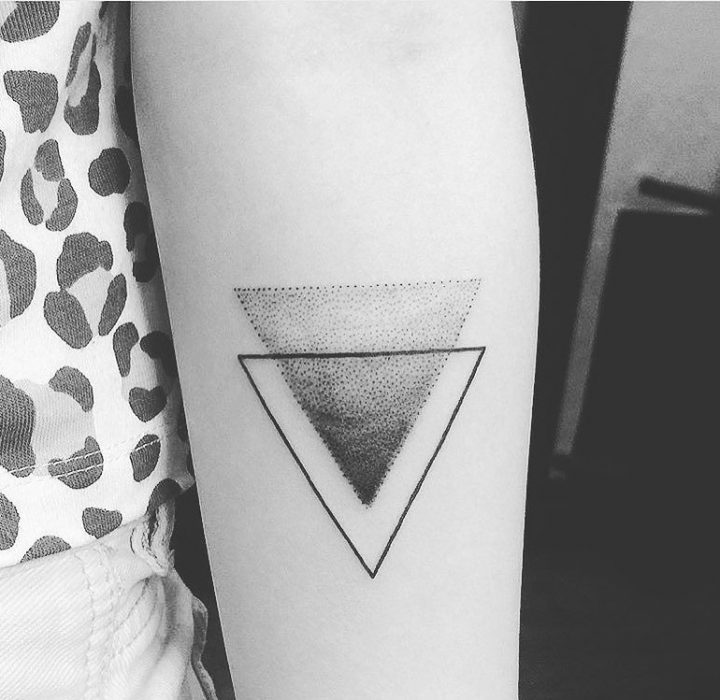 tatuaje de triángulo con sombra