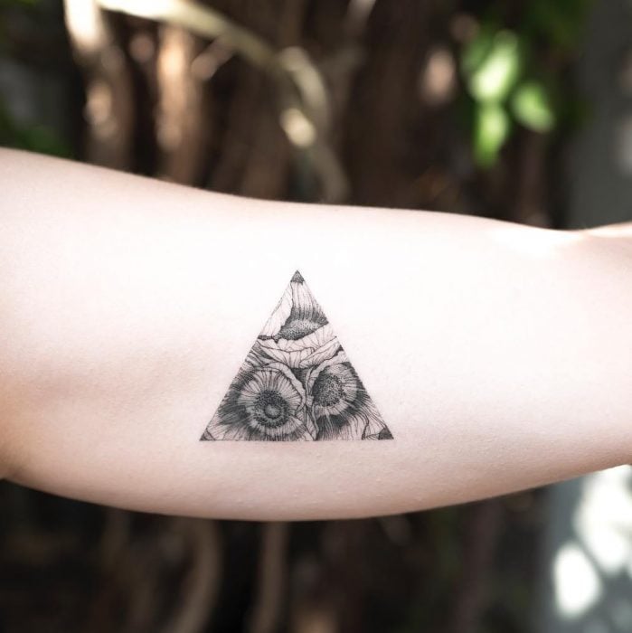tatuaje triángulo con flores