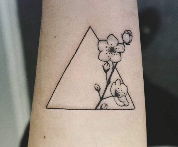 diseño de tatuaje con flores