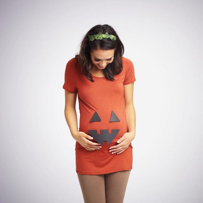 mujer con vestido de calabaza 