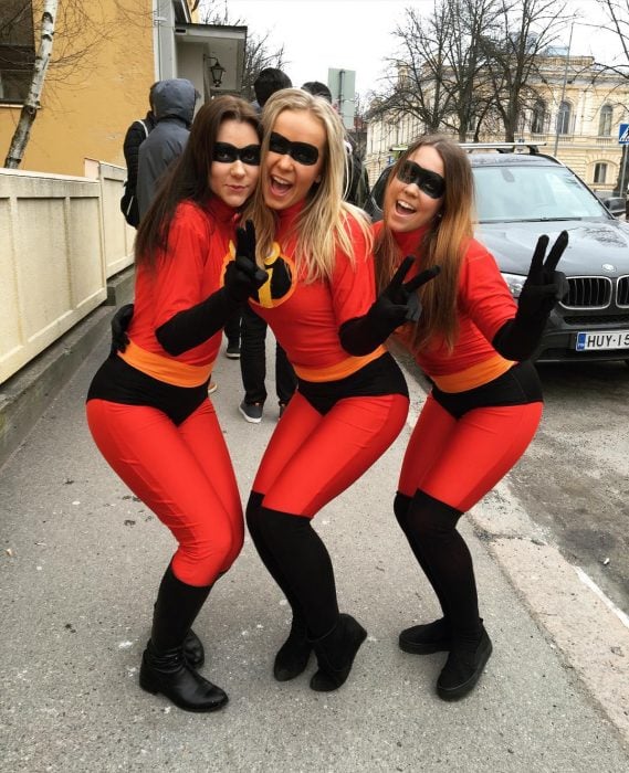 tres mujeres vestidas de super heroes los increibles 