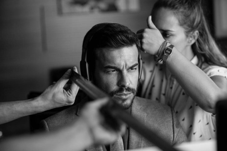 Mario casas con barba y bigote. 