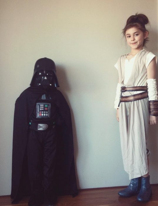 Disfraces de Darth Vader y la princesa Leia. 