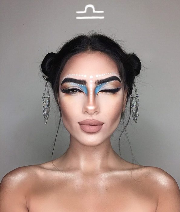 mujer con maquillaje de libra y dos chongos 