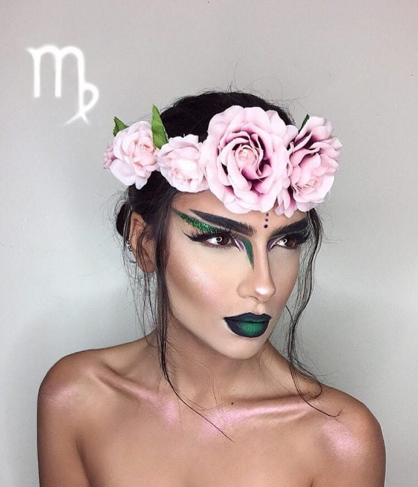 mujer con maquillaje de virgo con flores en la cabeza 