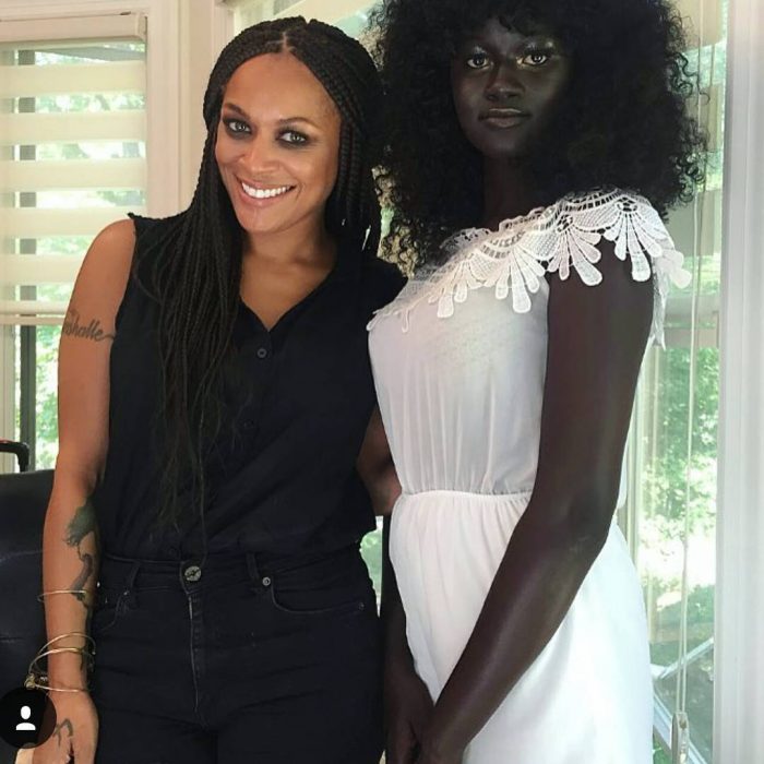 mujer negra con vestido blanco y chica morena 