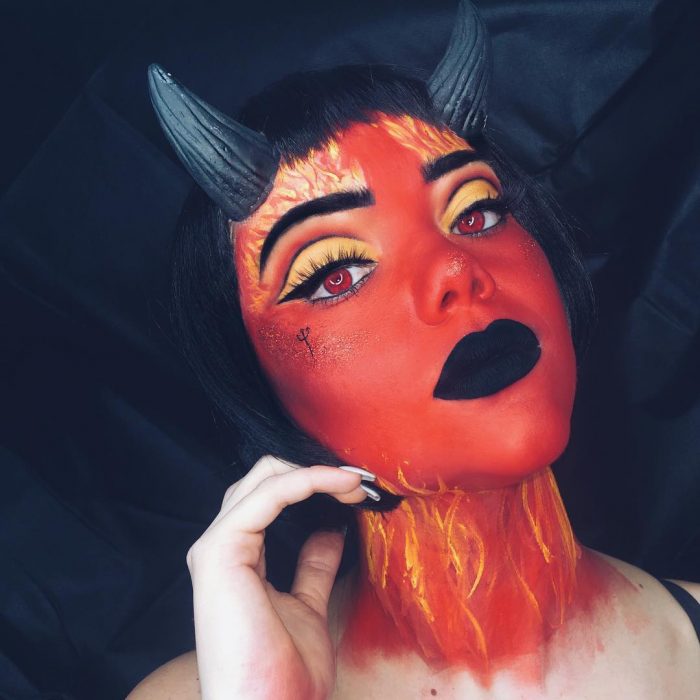 mujer maquillada como diablo 