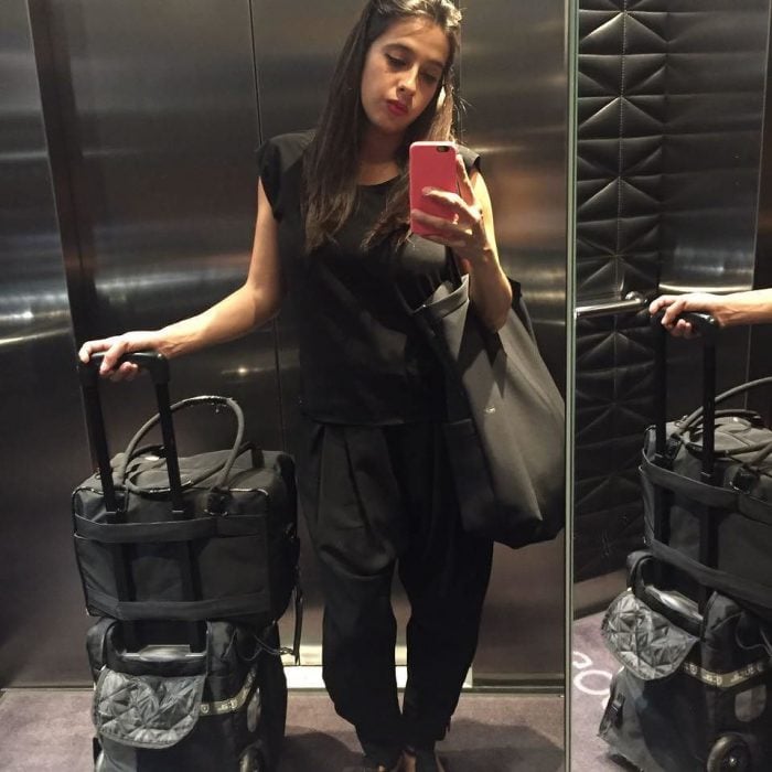 mujer con maletas en un elevador