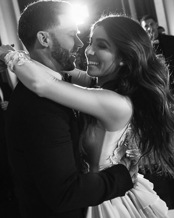 Los novios sonriendo el día de la boda. 